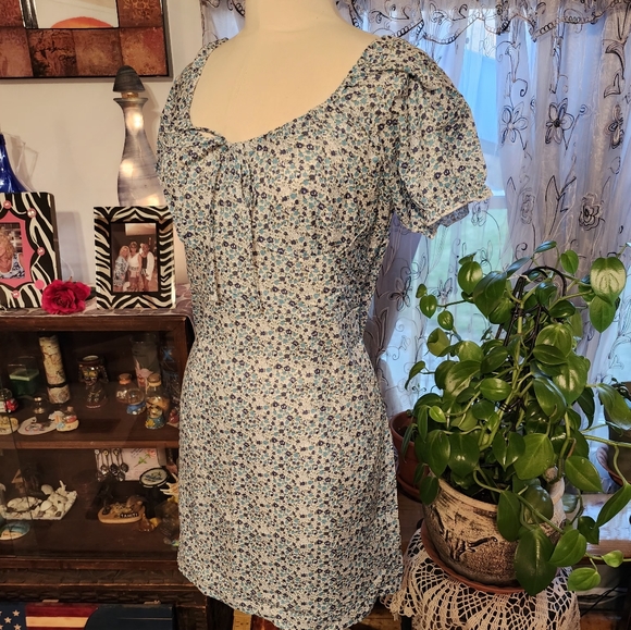 Flowered off/on shoulder dress. - Picture 1 of 15
